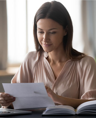 Femme lisant une lettre